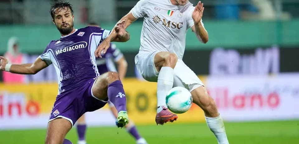 Jugador de Fiorentina disputa el balón con Napoli