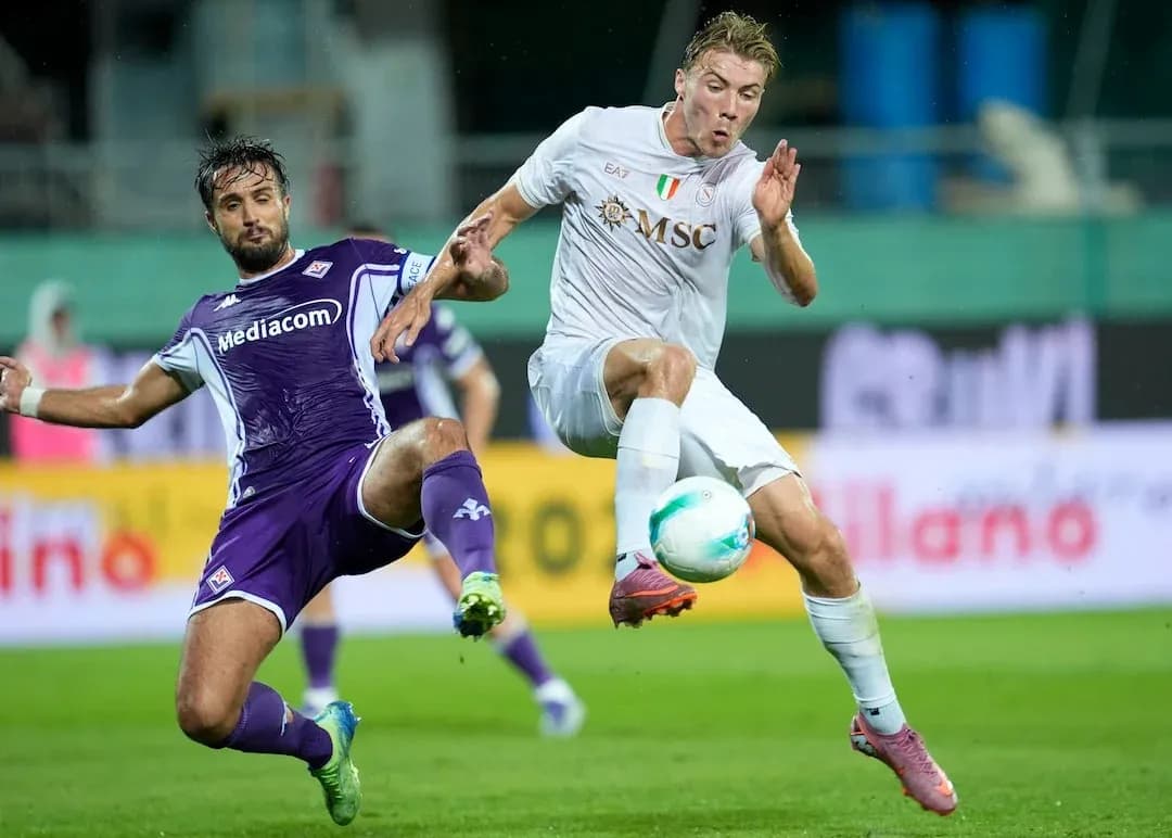 Jugador de Fiorentina disputa el balón con Napoli