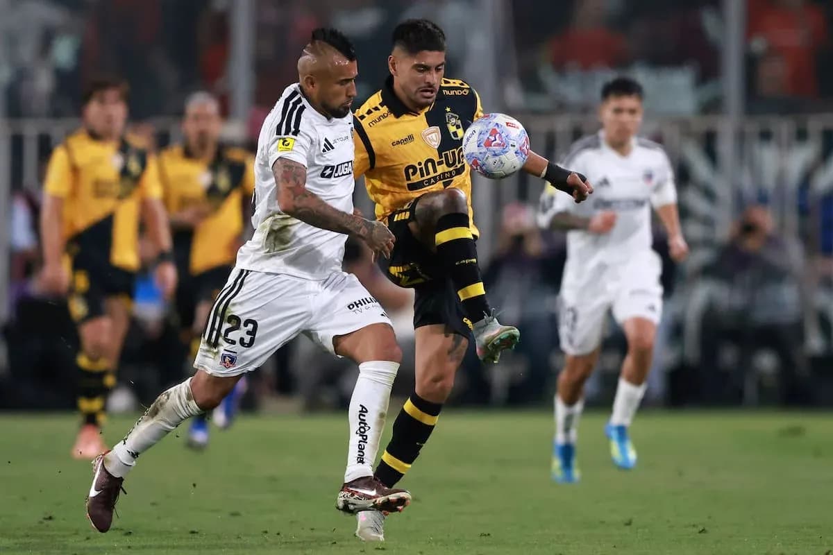 Jugadores de Coquimbo Unido y Colo Colo en acción
