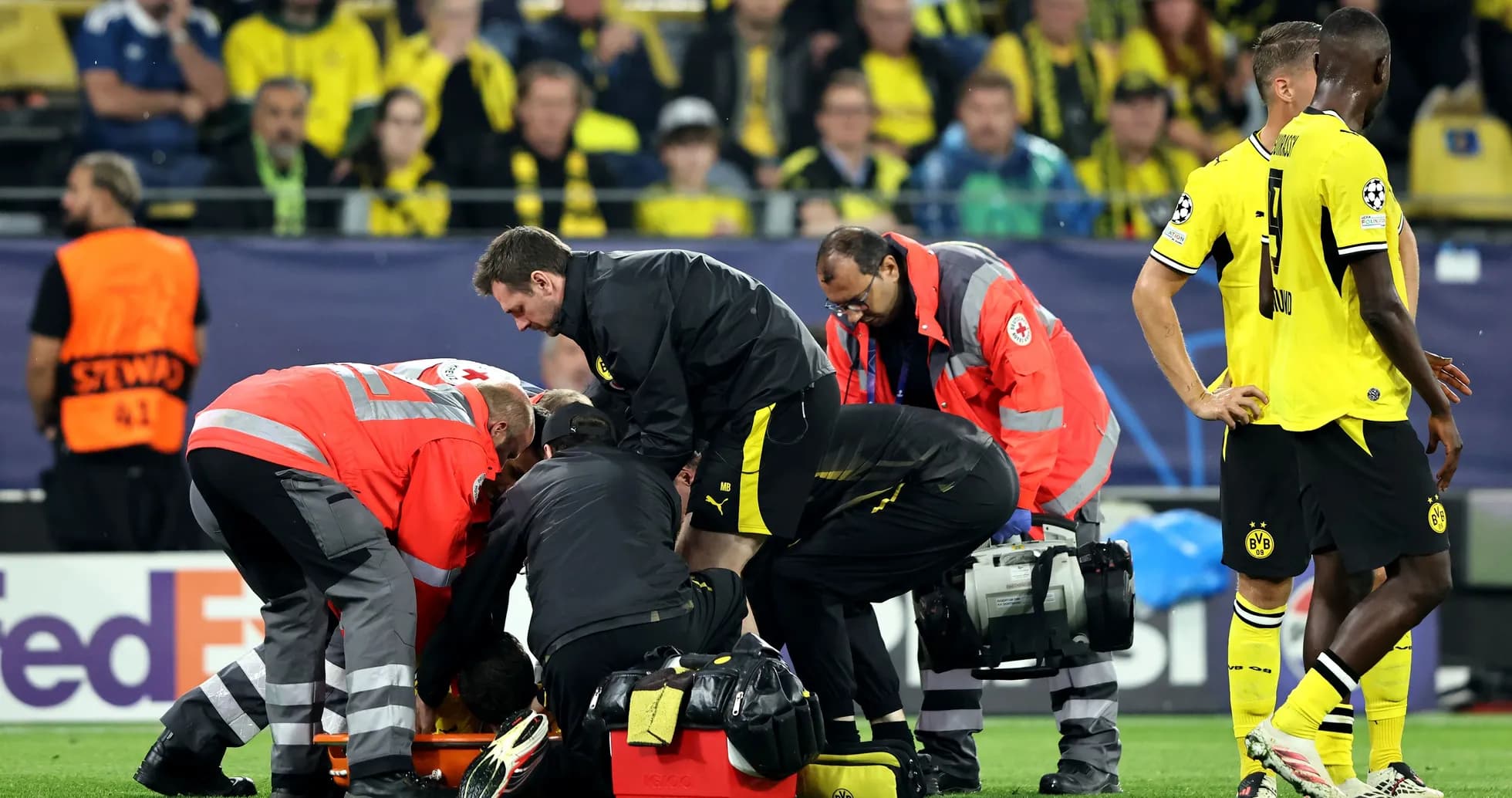 Personal médico atendiendo a un jugador en el campo