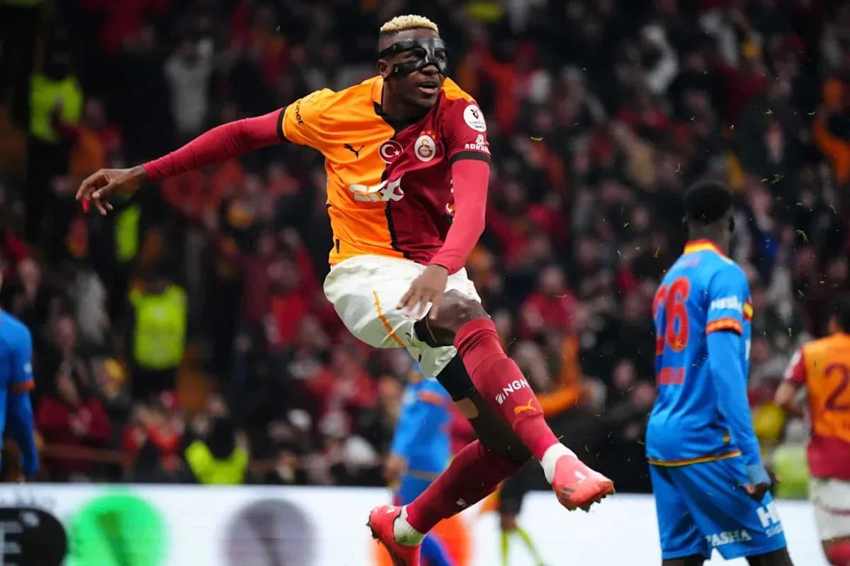 Jugador de Galatasaray celebrando un gol en el partido
