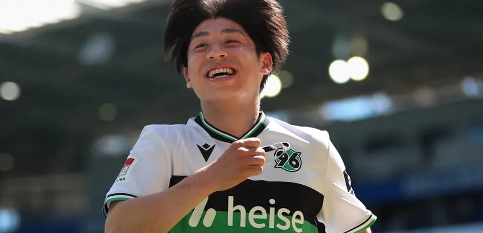 Jugador celebrando un gol con la camiseta de Hannover 96