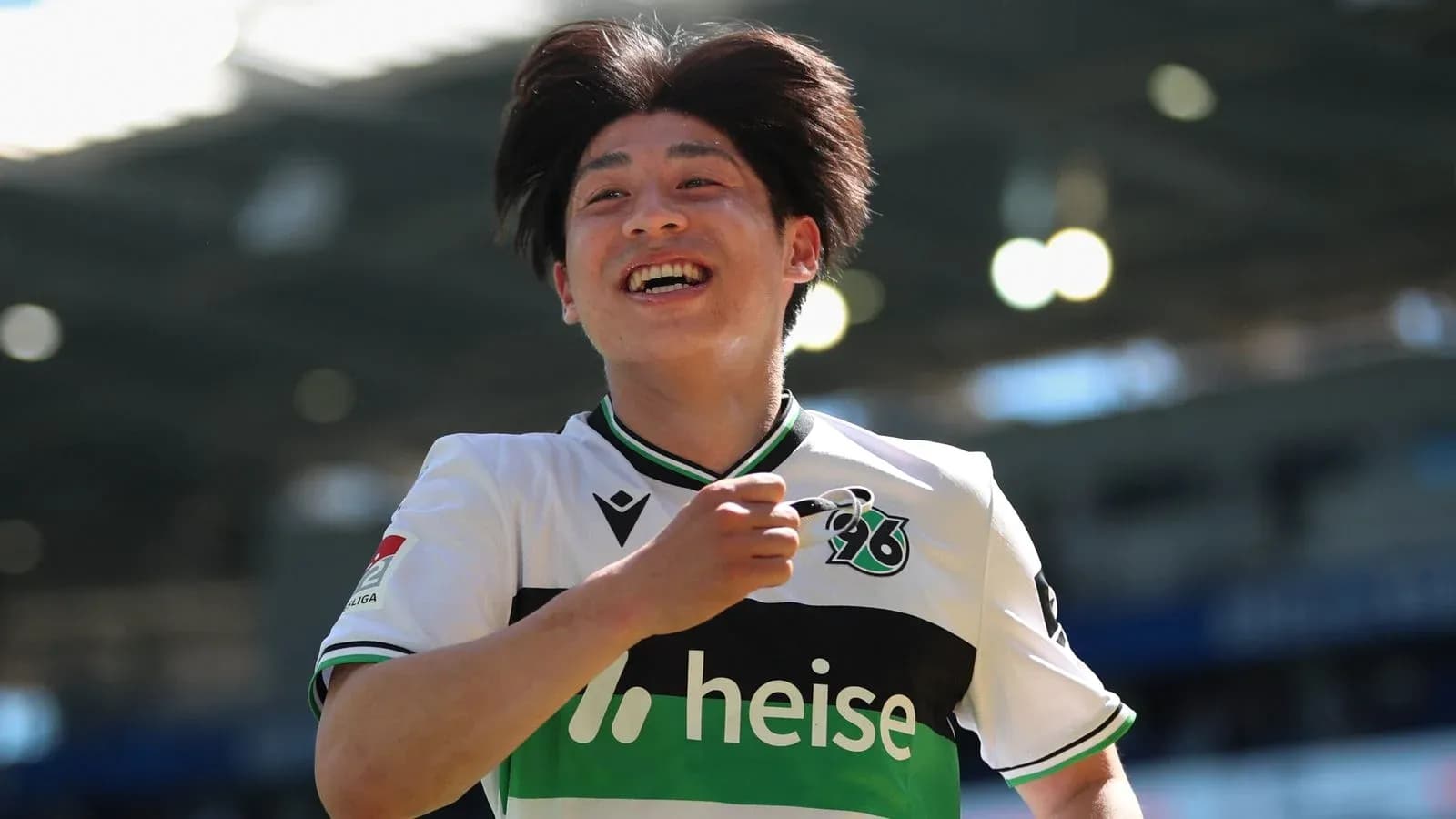 Jugador celebrando un gol con la camiseta de Hannover 96