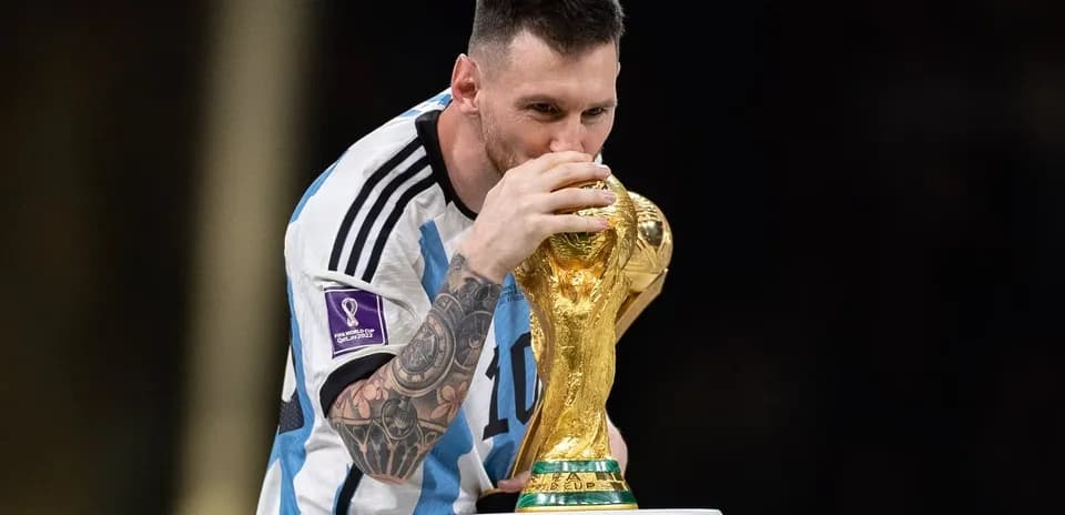 Jugador levantando el trofeo de la Copa del Mundo