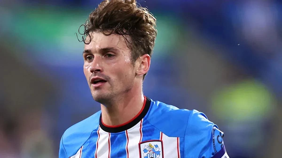 Jugador de fútbol con camiseta azul y blanca