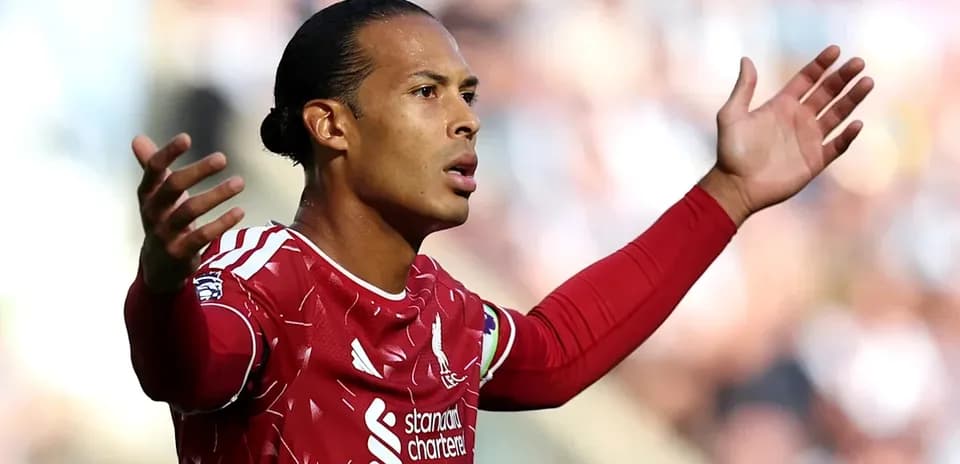 Jugador de Liverpool gesticulando en el campo