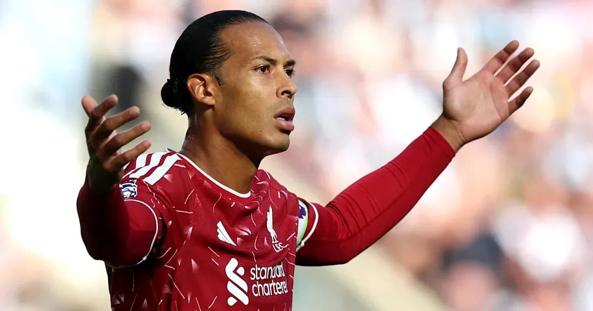 Jugador de Liverpool gesticulando en el campo