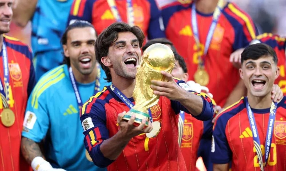 Jugador levantando el trofeo de la Copa Mundial