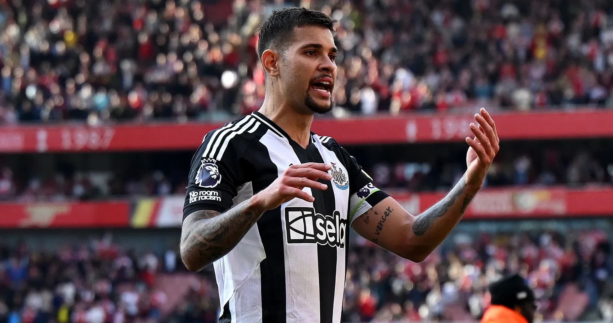 Jugador de Newcastle gesticulando en el campo