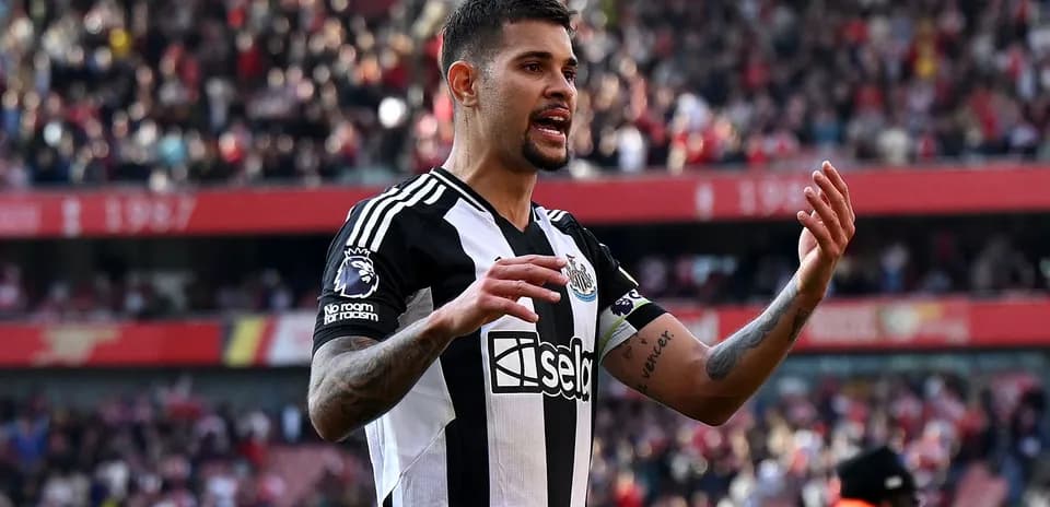Jugador de Newcastle gesticulando en el campo
