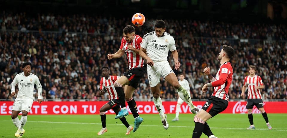 Jugadores compitiendo por el balón en el partido