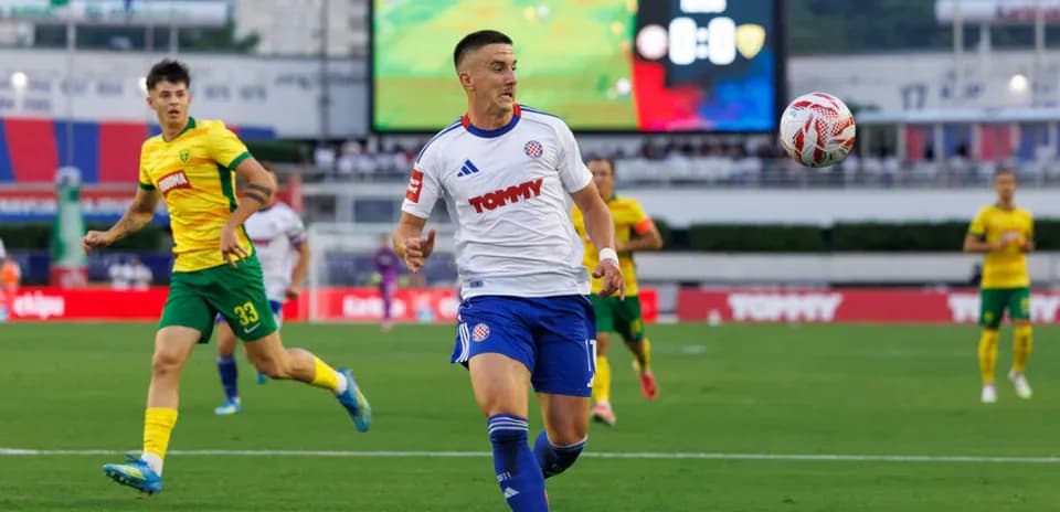 Jugadores de Hajduk Split y Pafos en acción