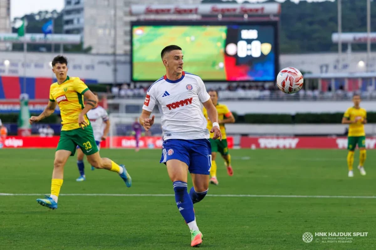 Jugadores de Hajduk Split y Pafos en acción