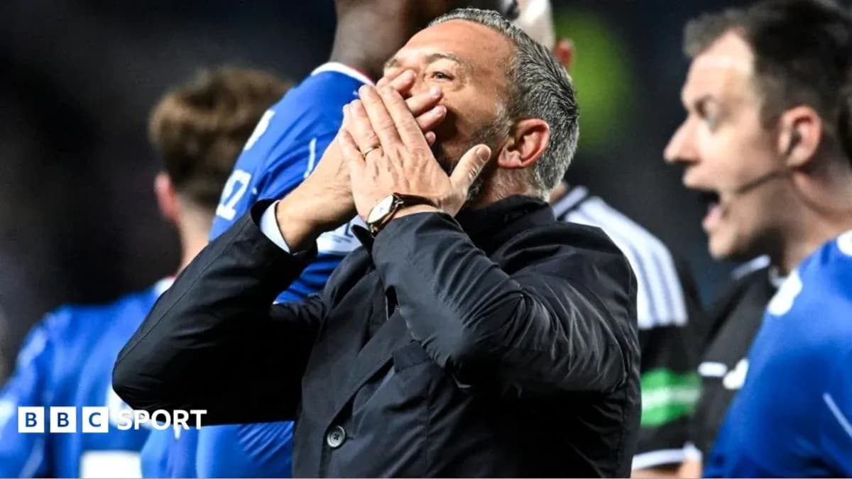 Entrenador gesticulando durante un partido de fútbol