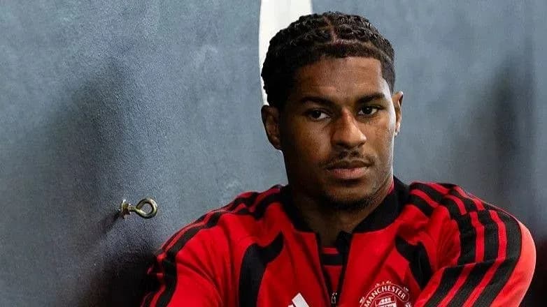 Jugador en vestimenta de entrenamiento de Manchester United
