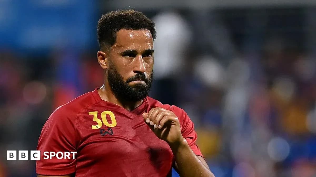Jugador con camiseta roja en el campo de fútbol