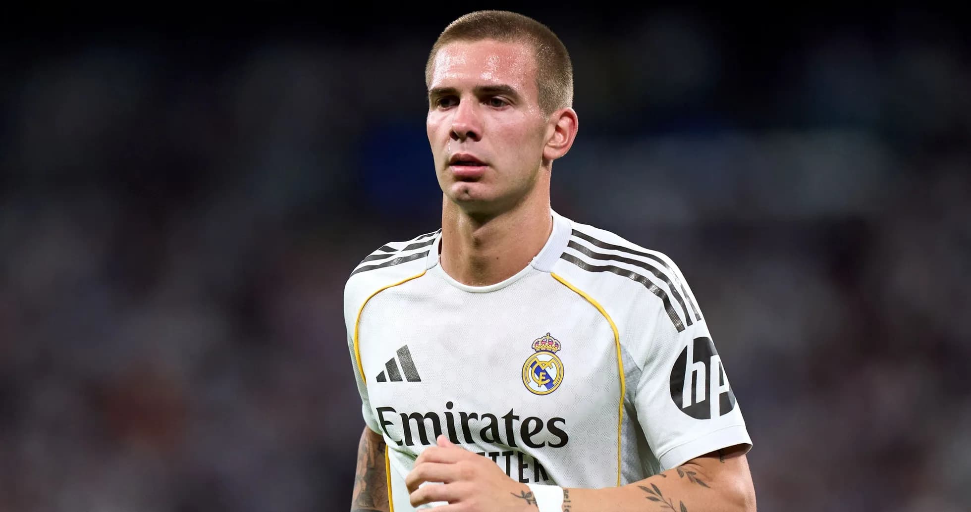 Jugador del Real Madrid caminando en el campo