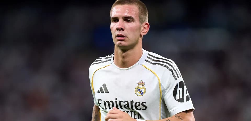 Jugador del Real Madrid caminando en el campo