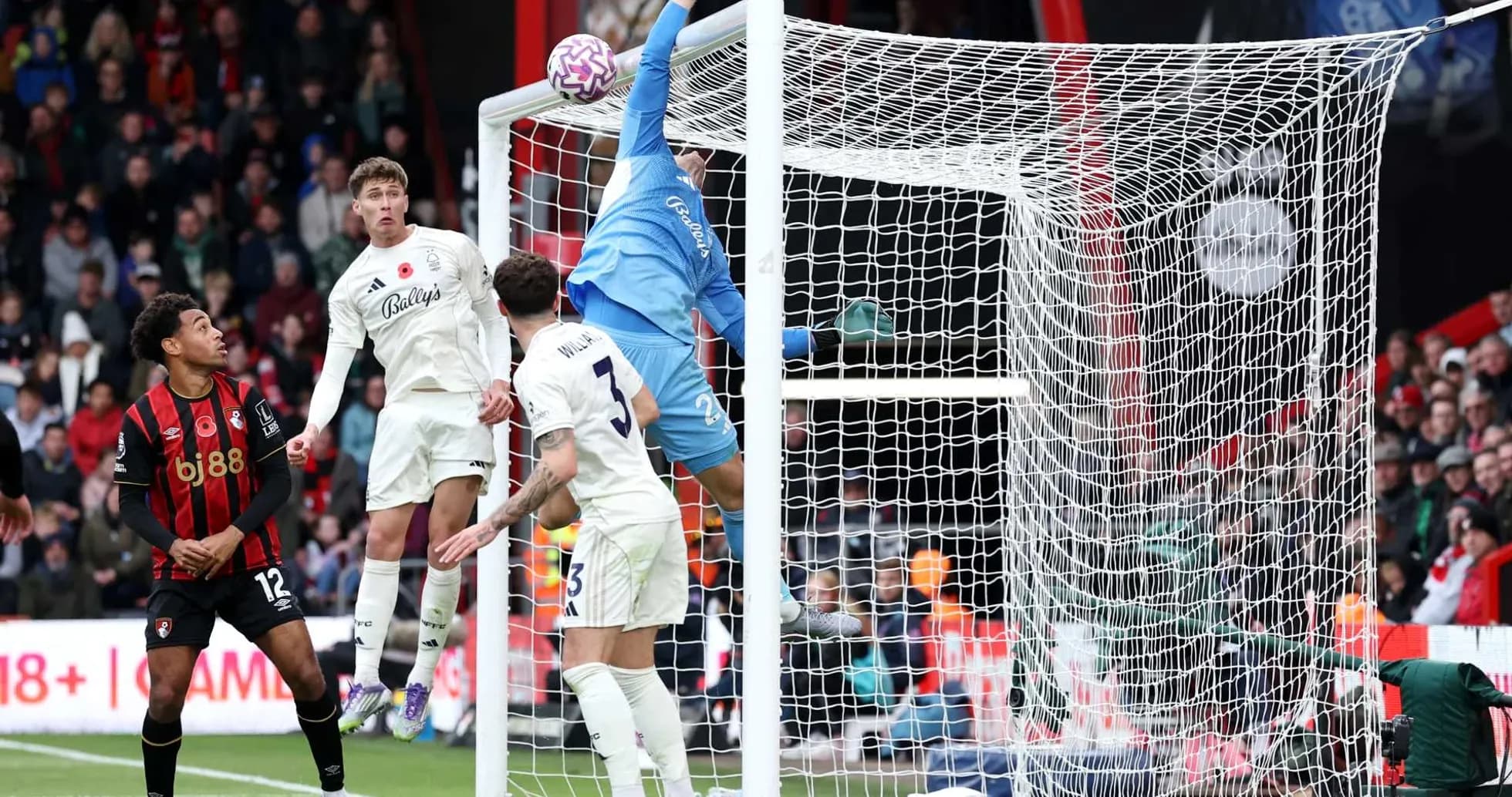 Un jugador de Nottingham Forest intenta marcar un gol
