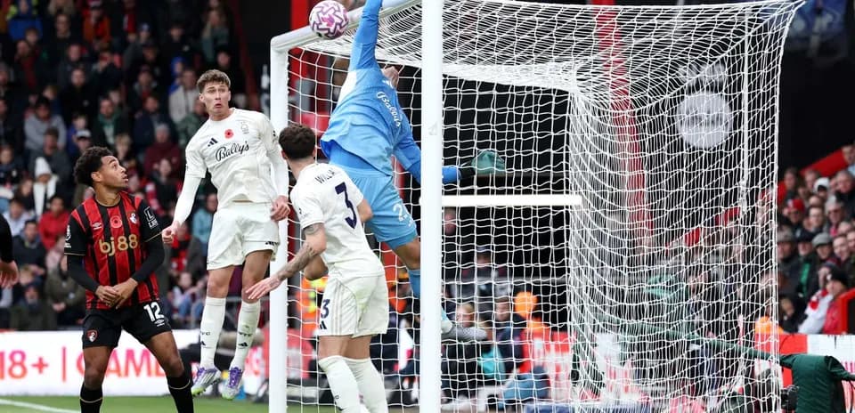 Un jugador de Nottingham Forest intenta marcar un gol