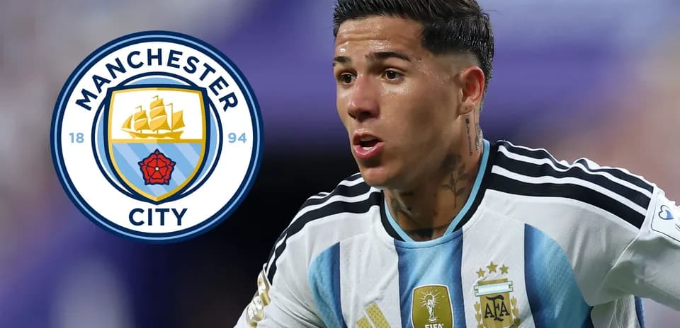 Jugador argentino en uniforme de Argentina con logo de Manchester City