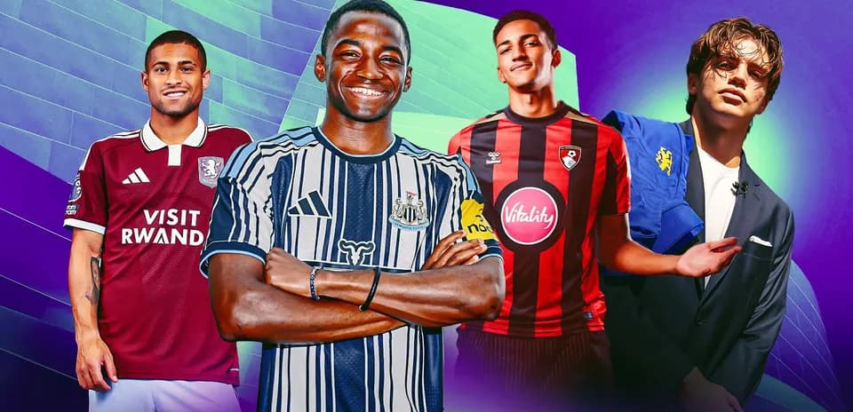 Cuatro jugadores de fútbol posando en sus camisetas