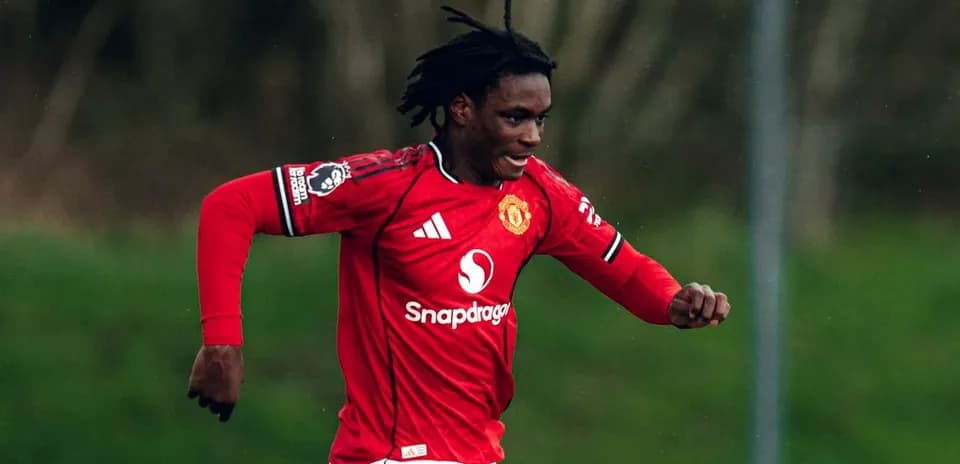 Jugador de Manchester United corriendo en campo