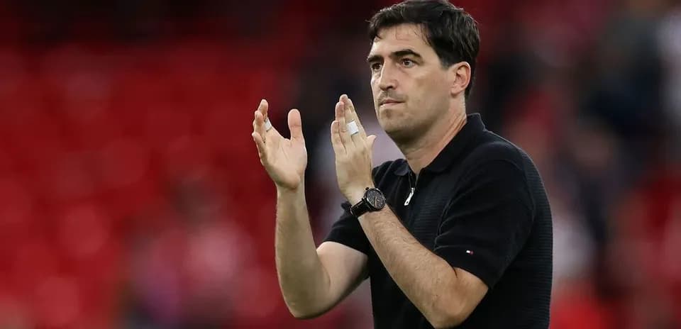Entrenador aplaudiendo durante un partido