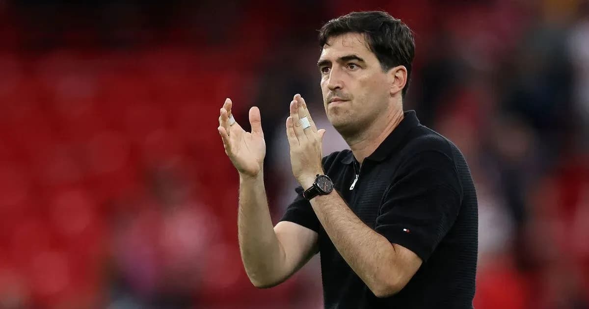 Entrenador aplaudiendo durante un partido