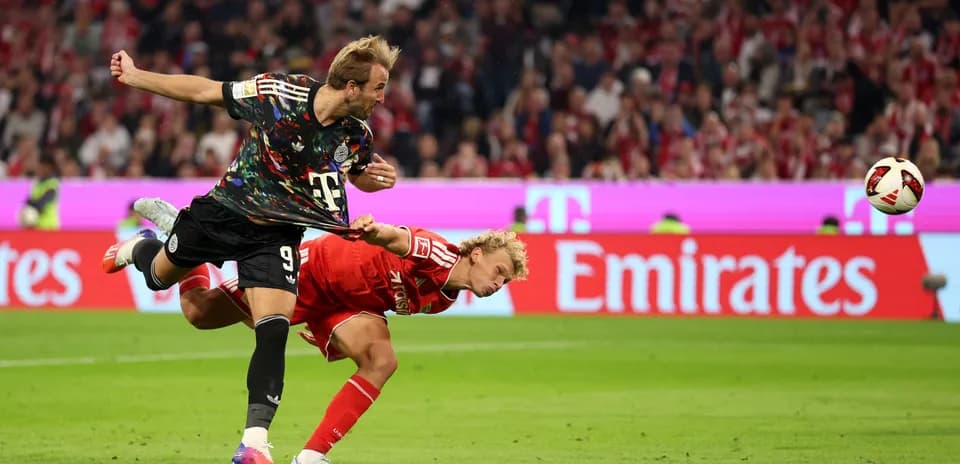 Jugador rematando mientras otro se desplaza en el campo