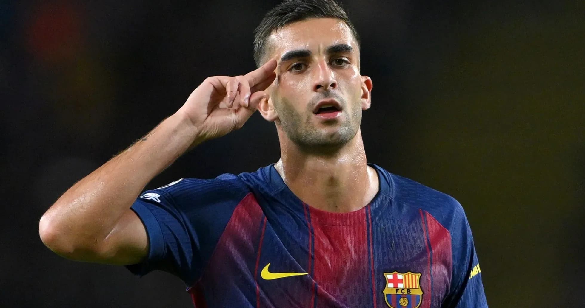 Jugador de FC Barcelona saludando durante el partido