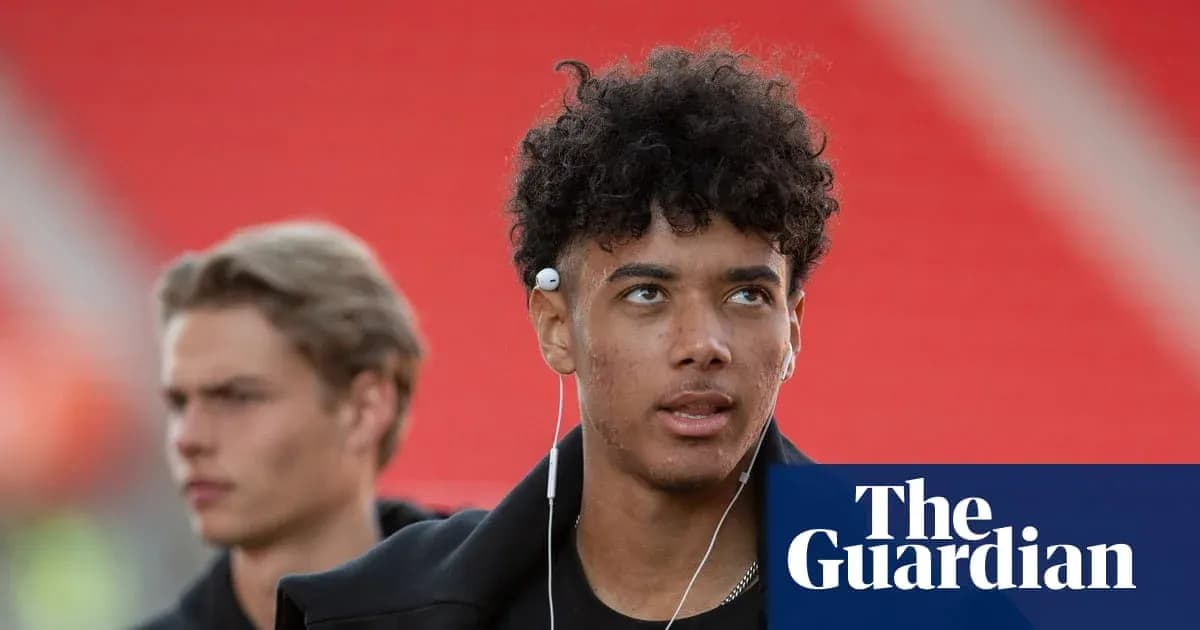 Jugador con auriculares caminando hacia el estadio