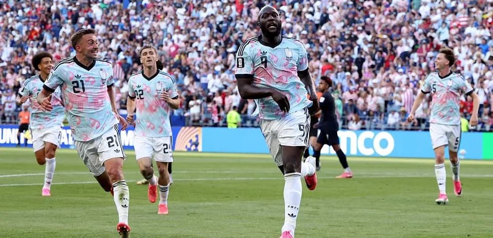 Jugadores celebrando un gol en partido de fútbol