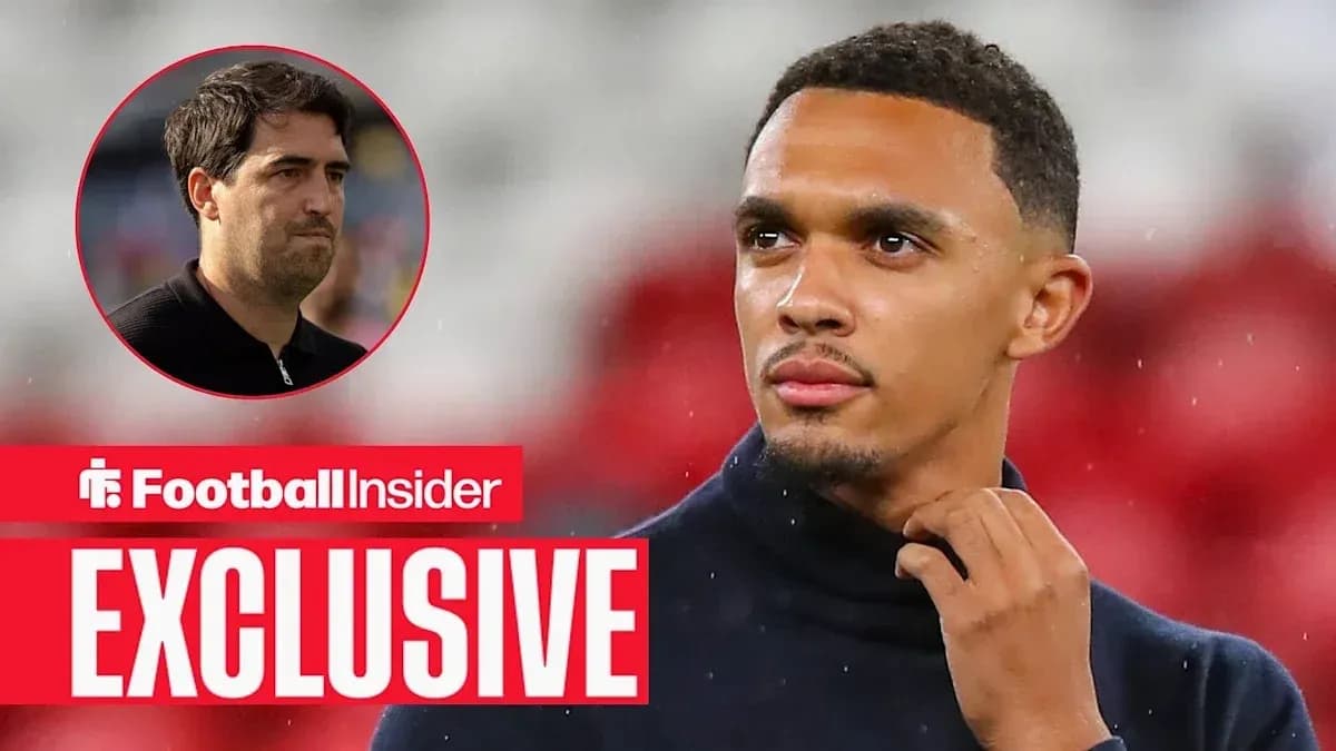Jugador pensativo con logo de Football Insider