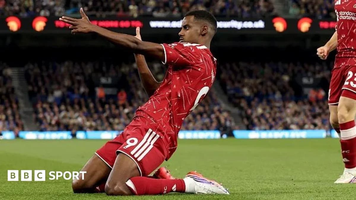 Jugador celebrando un gol en el campo de fútbol