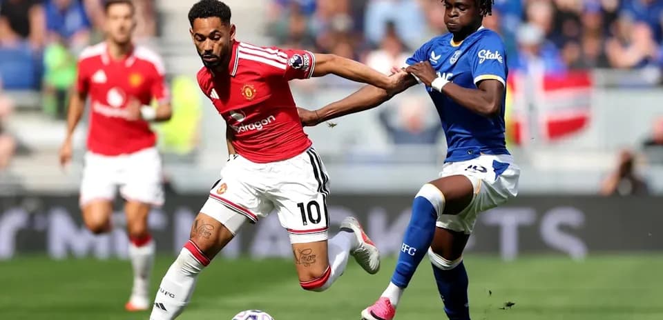 Jugador de Manchester United siendo marcado por oponente