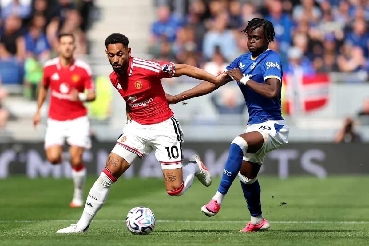 Jugador de Manchester United siendo marcado por oponente