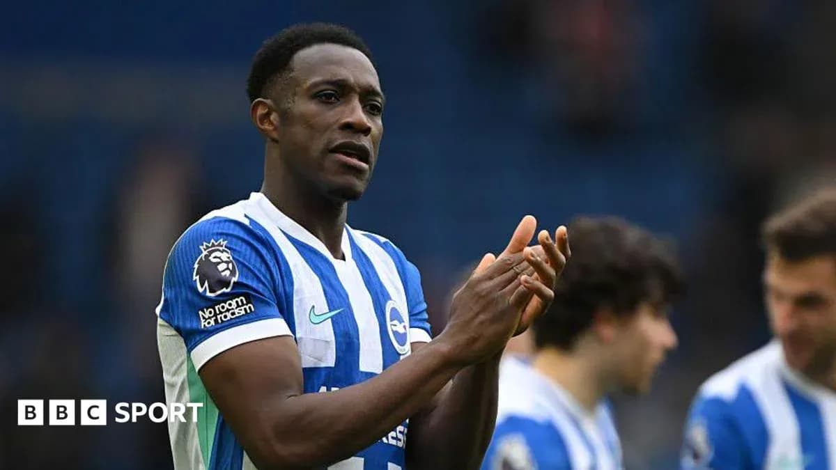 Jugador aplaudiendo en el campo de juego