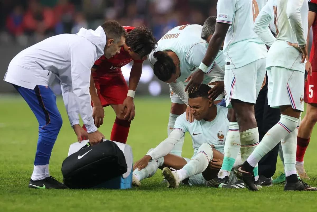 Jugadores rodeando a un futbolista herido en el campo