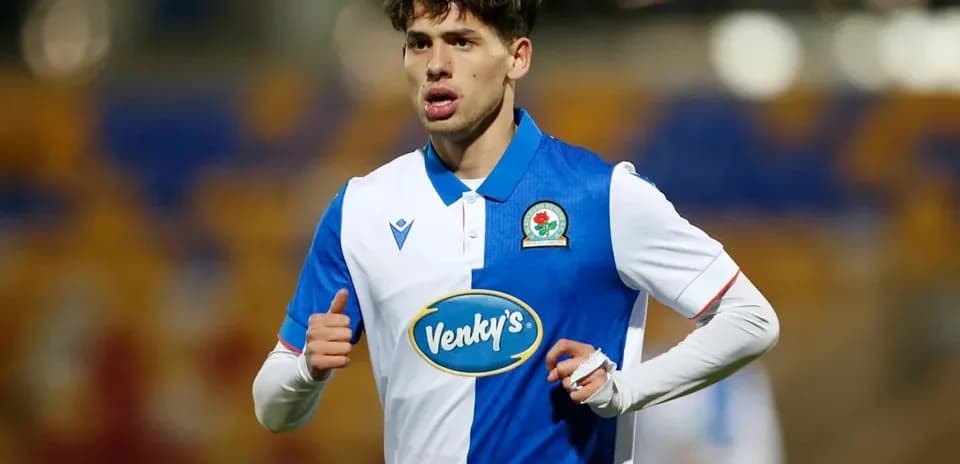 Jugador de Blackburn Rovers en acción durante partido