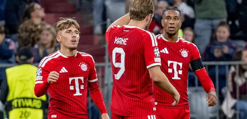Jugadores de Bayern Múnich celebrando en el campo