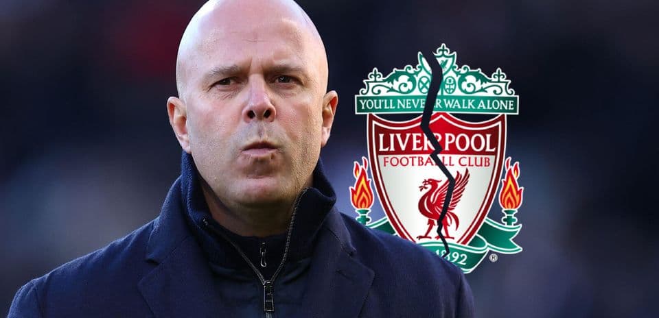 Entrenador con logo del Liverpool en el fondo