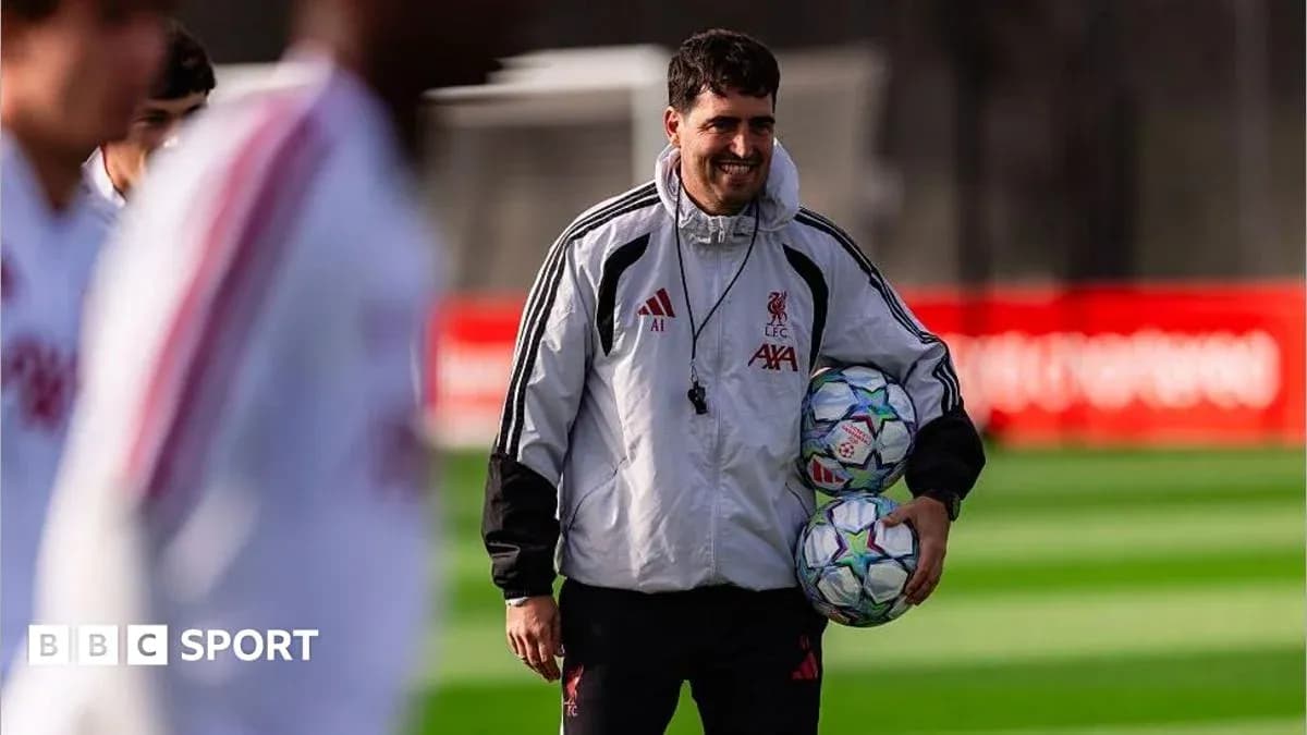 Entrenador de Liverpool llevando balones en entrenamiento