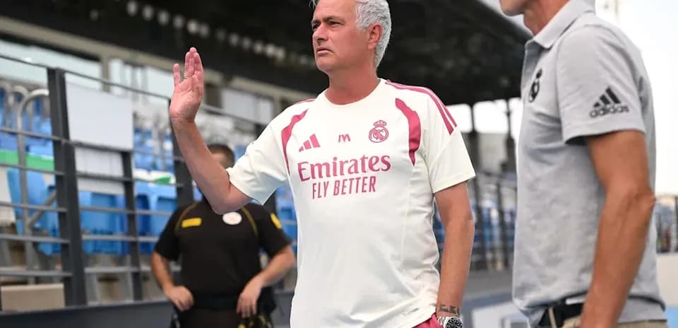 Entrenador de Real Madrid saludando en el campo
