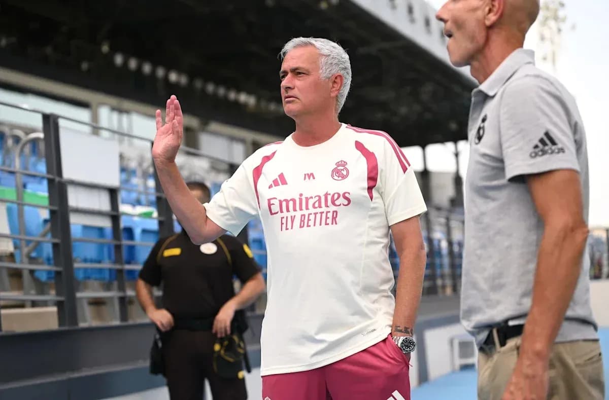 Entrenador de Real Madrid saludando en el campo