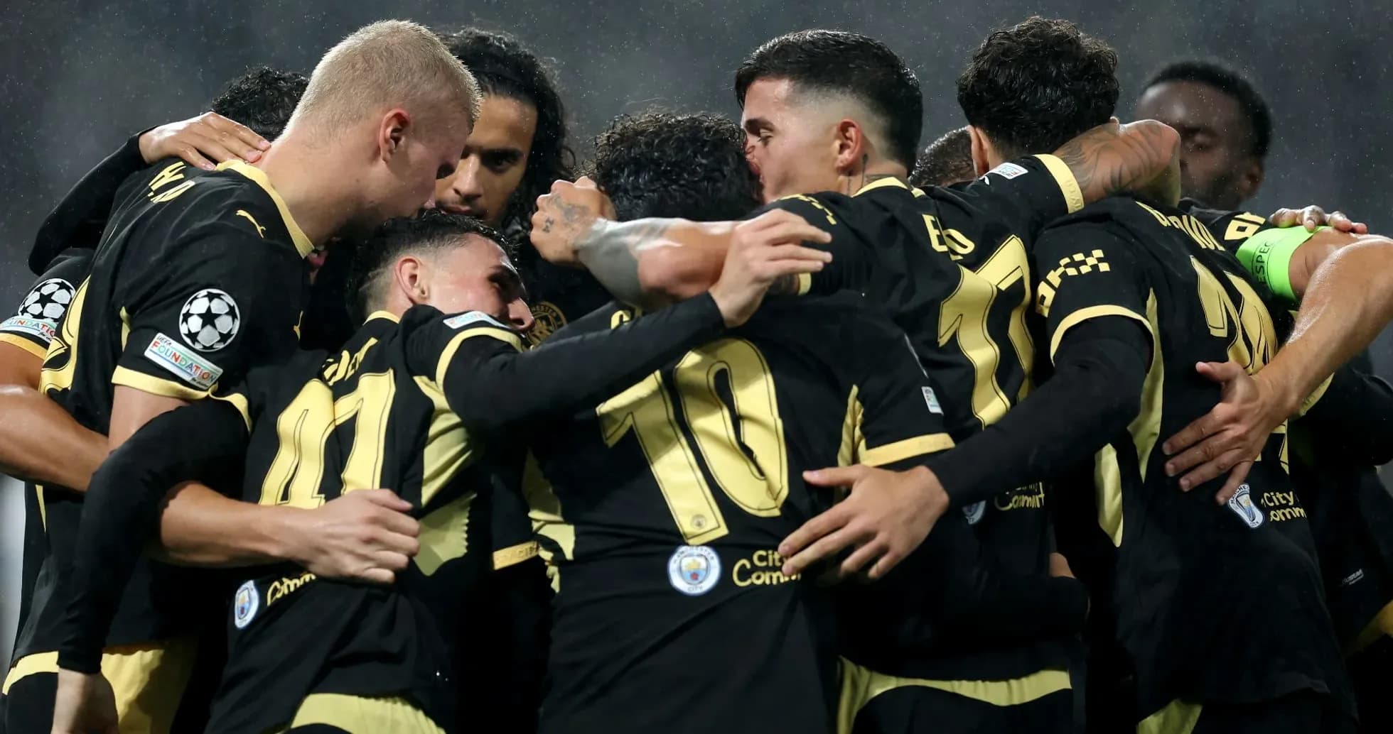 Jugadores celebrando un gol en equipo