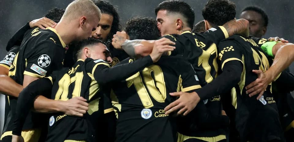 Jugadores celebrando un gol en equipo