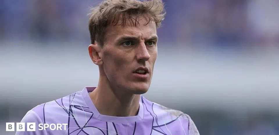 Portero con uniforme morado en el campo