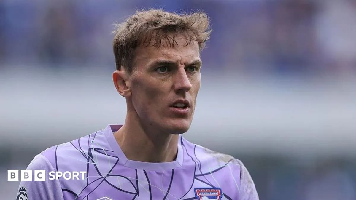 Portero con uniforme morado en el campo