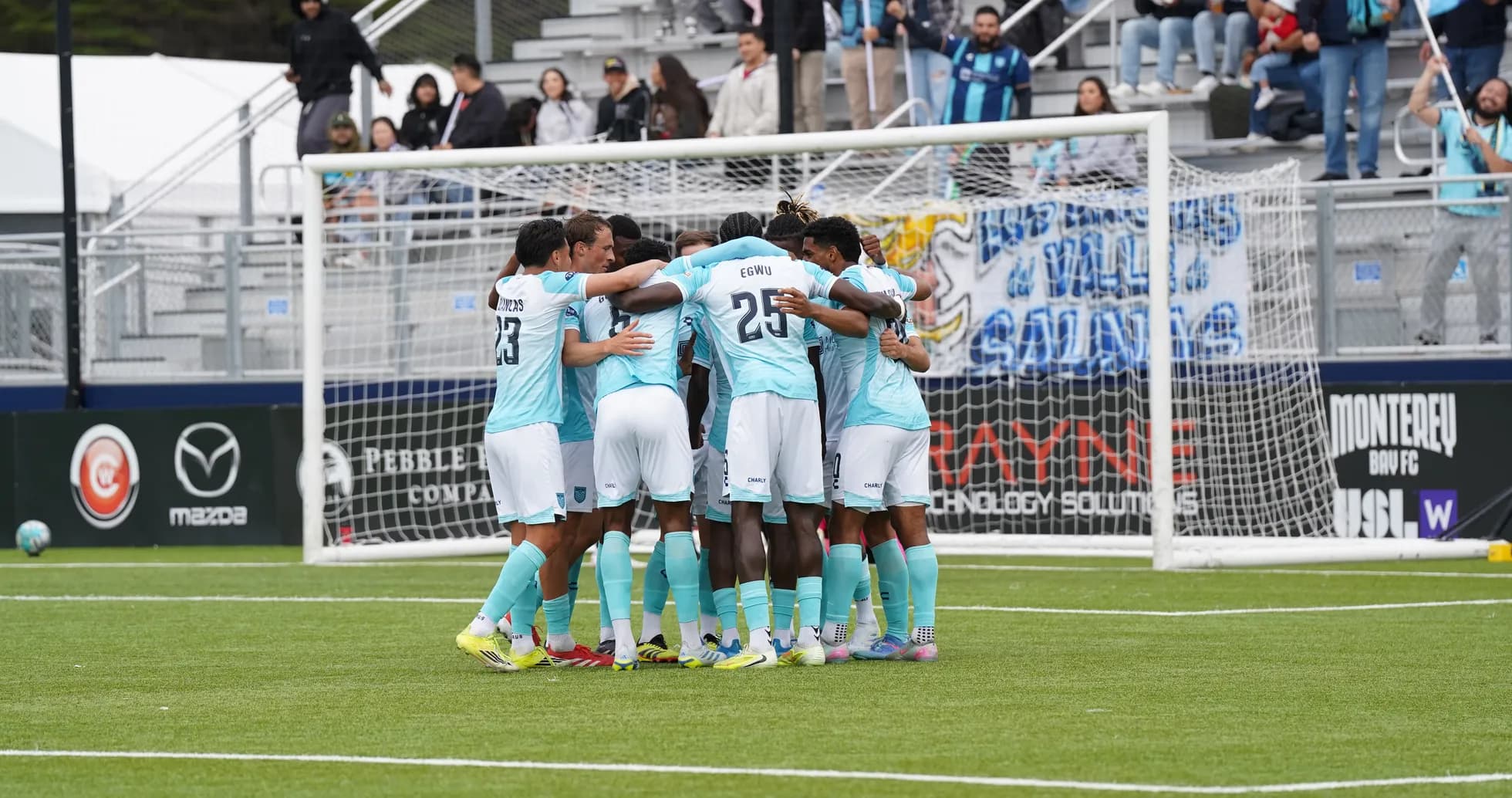 Equipo de Monterey Bay celebrando un gol